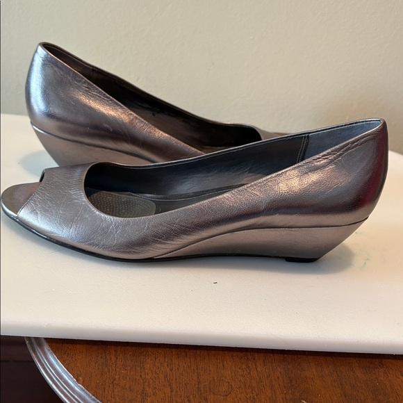 Alfani  Step n flex women’s shoes
Pep-toe  2”wedge heel metallic, pewter padded - Picture 6 of 13